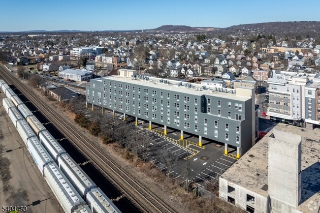 Building Photo - 18 W Main St