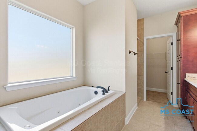 Building Photo - 2012 Park View Cv