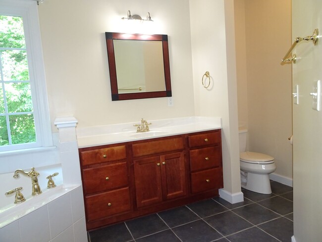 Building Photo - 4 Bedroom 3.5 bathroom Rental Home in Ford...