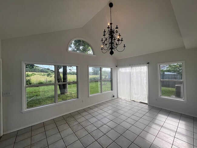 Building Photo - Adorable 3 Bedroom property with a sunroom...