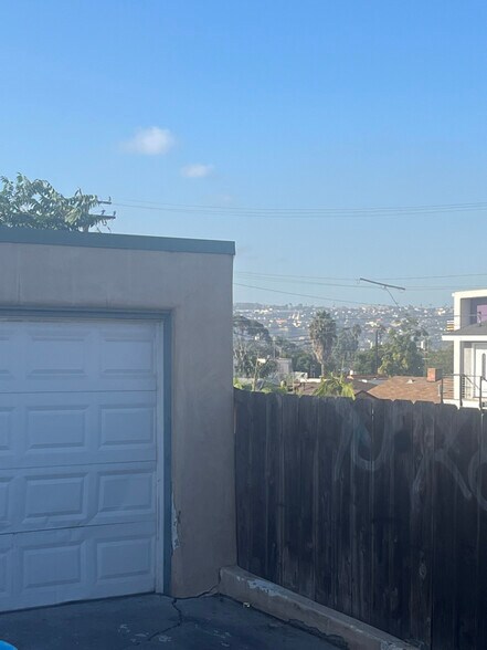 Building Photo - 102 W Hall Ave