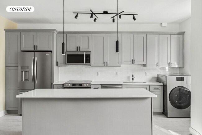 Primary Photo - 880 W 181st St