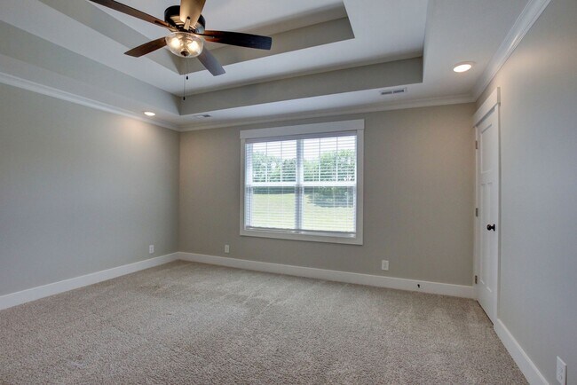 Building Photo - Fresh and Clean 3 bed/2 bath minutes from Exit 8.  Show Stopper!