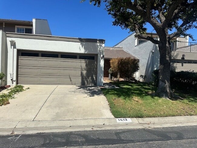 Primary Photo - Stylish Camarillo Retreat for Lease
