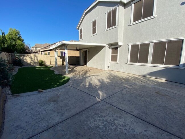 Building Photo - Lincoln Crossing 6 bedroom home with new carpet!