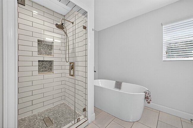 Building Photo - 818 Silvergate Dr