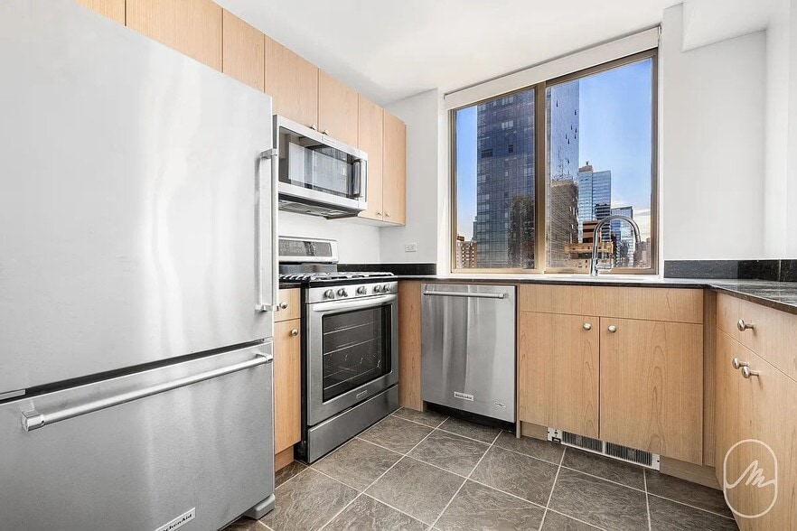 Building Photo - 500 W 42nd St