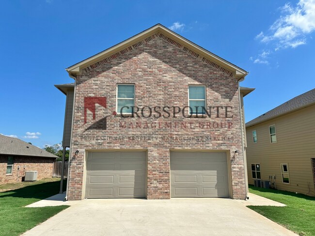 Building Photo - 3 Bedroom 2.5 Bathroom Townhomes at Villa Rosa! Now offering 1/2 OFF FIRST FULL MONTHS RENT!