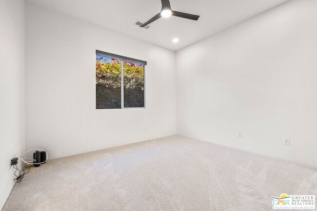 Building Photo - 4 Hillcrest Dr