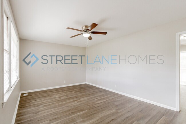 Building Photo - REDUCED!