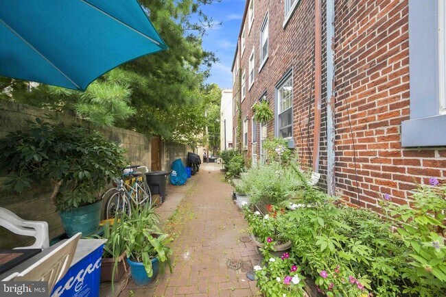Building Photo - 725 Pemberton St