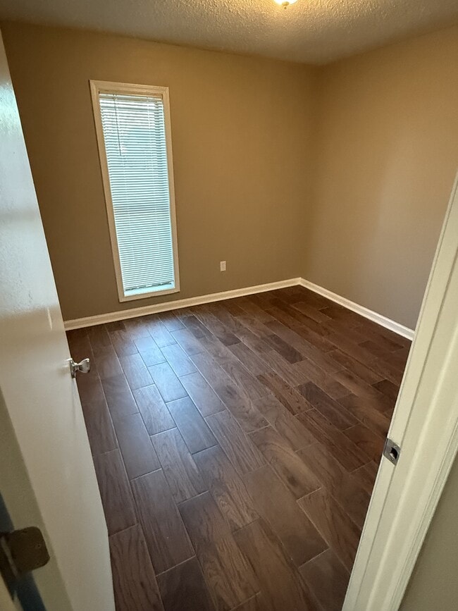 Building Photo - 855 Charter Oak Dr