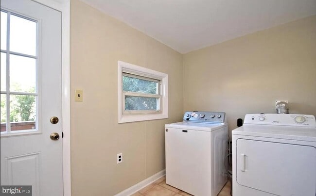 Building Photo - 423 Breckenridge St