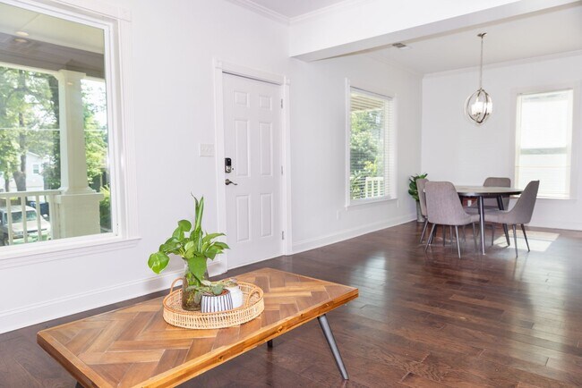 Building Photo - Spacious 4/3.5 w/ Master on Main and Fully...