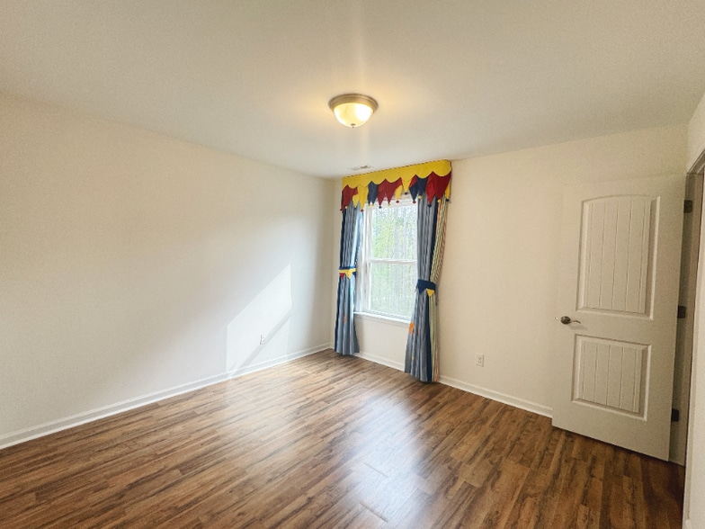 Building Photo - 2800 Lemnos Dr