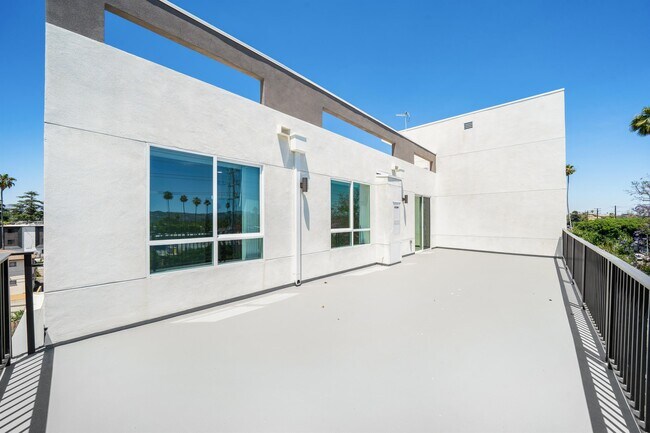 Building Photo - 14825 Delano St