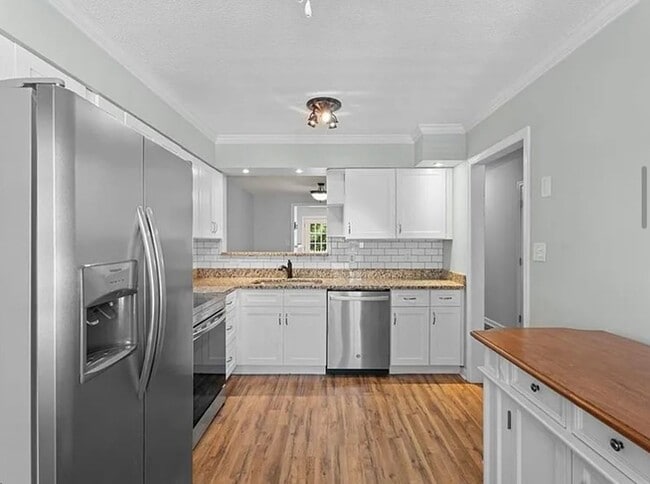 Building Photo - Renovated luxury townhome Greens Crossing,...