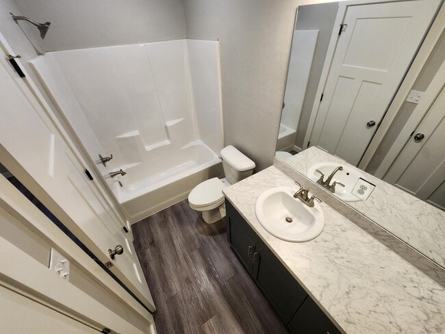 Building Photo - 422 E 13th St