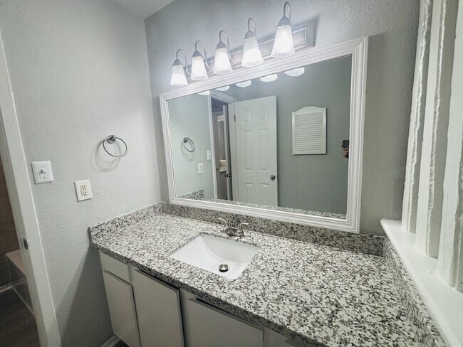 Building Photo - 6200 W Tidwell Rd