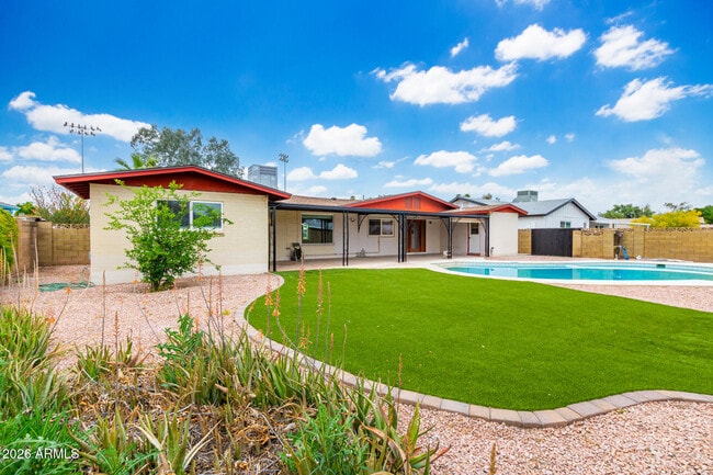 Building Photo - 2111 S River Dr