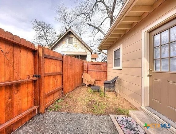 Building Photo - 460 Comal Ave