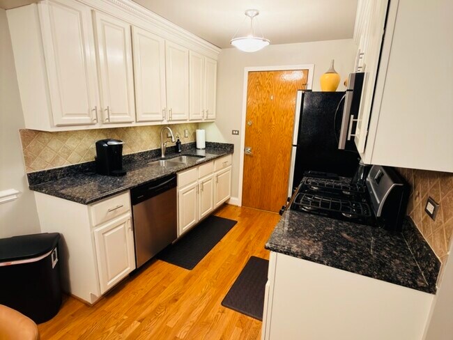 Building Photo - 4932 N Leonard Dr