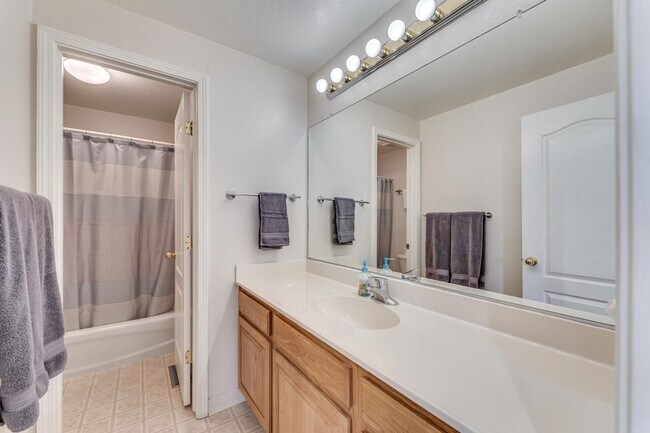 Building Photo - FULLY FURNISHED Sparks home with all utilities included and flexible lease options