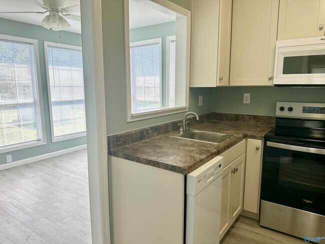 Building Photo - 3111 Hale Dr SW