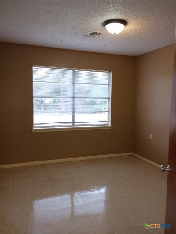 Building Photo - 200 Olsens Acres