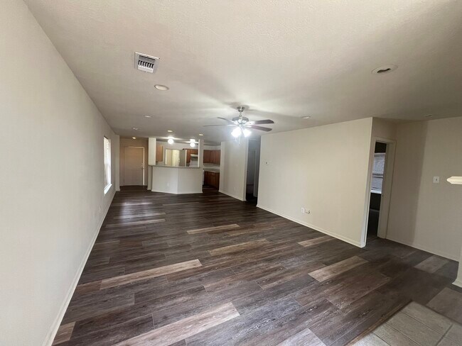 Building Photo - 19530 Sandy Woods Dr