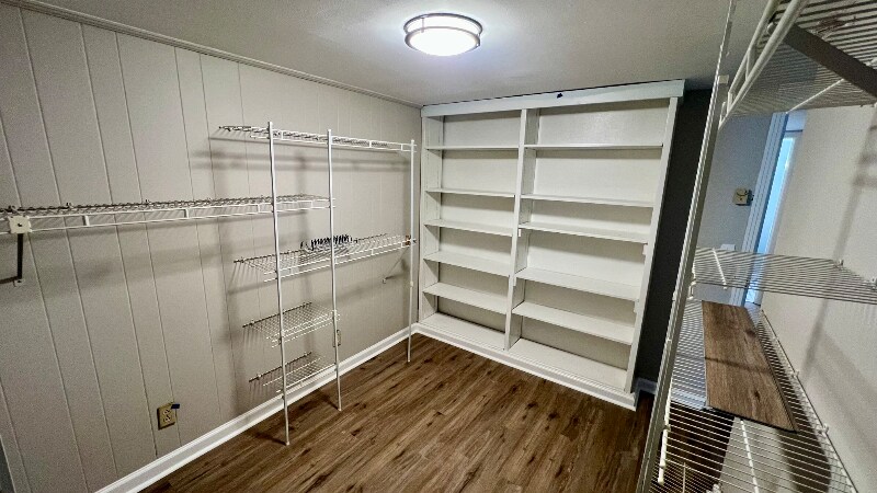 Building Photo - 1121 E Magnolia Ave