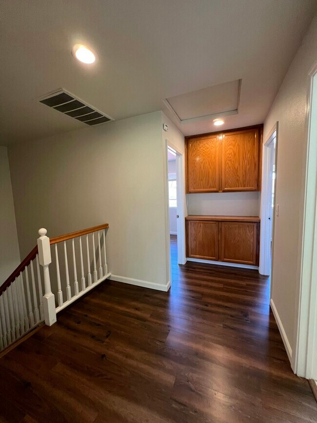 Building Photo - 388 Meadowhaven Way