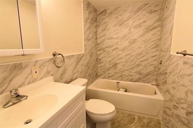 Building Photo - Spacious 3-Bed Townhouse with Wraparound D...
