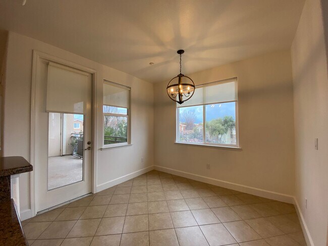 Building Photo - Beautiful Phoenician Apartments - 2 Bed, 2...