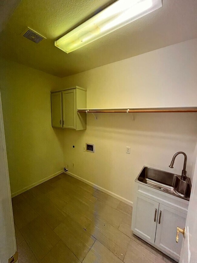 Building Photo - Near Kaiser/Pelandale