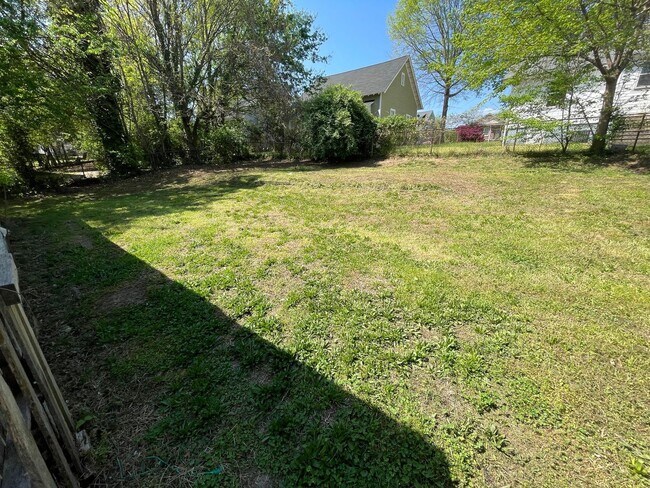 Building Photo - 2 bedroom 1 bathroom house with fenced yard available