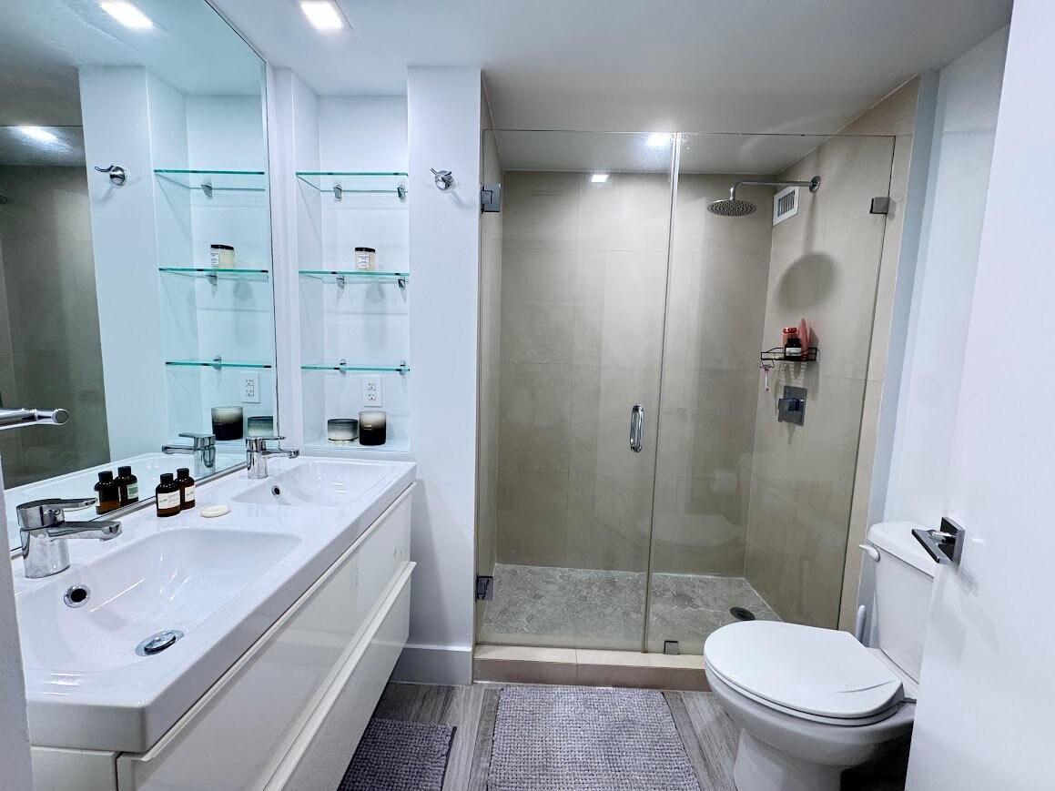 Building Photo - 1000 West Ave