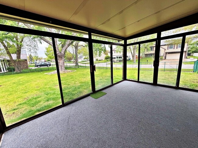 Building Photo - 800 W Beechtree Ln