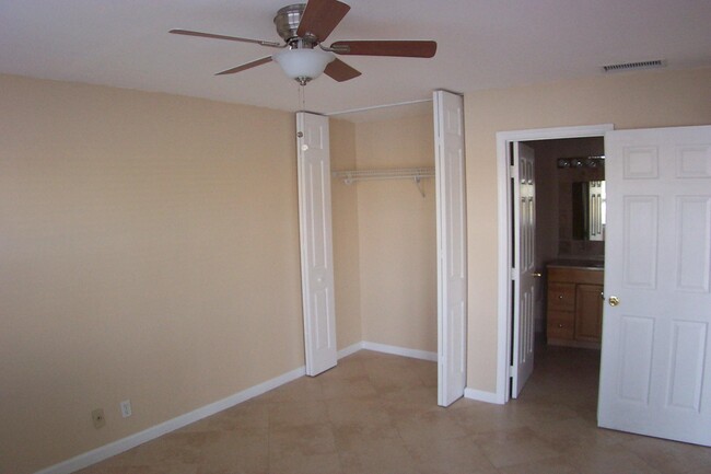 Building Photo - 531 W Kalmia Dr