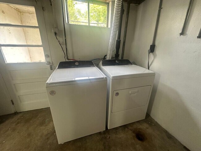 Building Photo - SW City Duplex!
