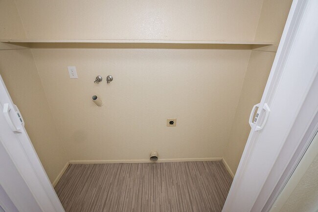 Building Photo - Charming Property Features 3 Bedrooms, 2 B...