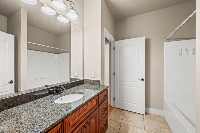 Building Photo - 4 Bed Navarre Townhome in Pool Community