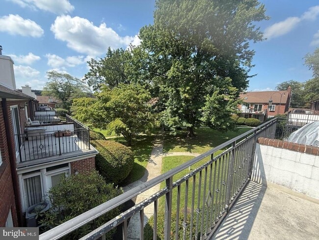 Building Photo - 922 Montgomery Ave