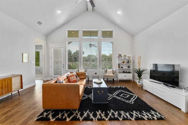 Building Photo - 304 Gulfton St