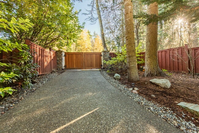 Building Photo - Beautiful Custom Home Overlooking Sequim Bay