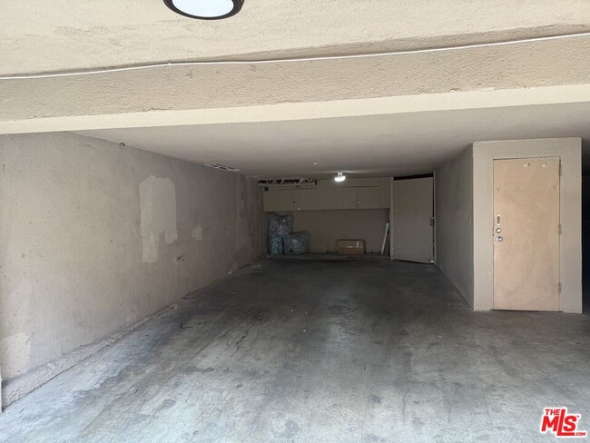 Building Photo - 10840 Camarillo St