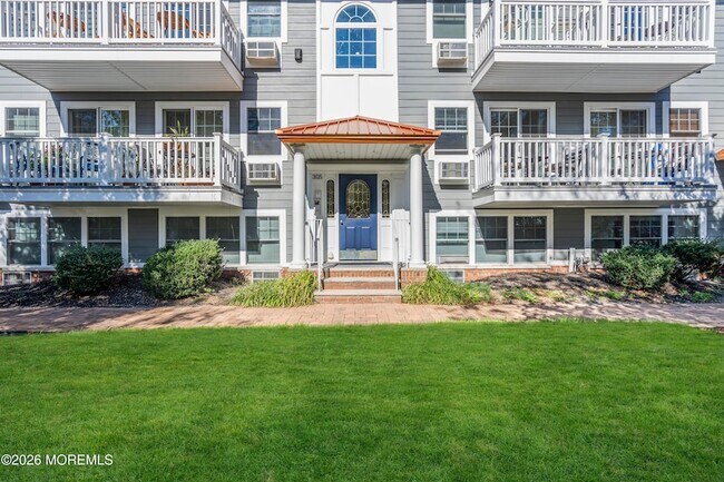 Building Photo - 305 4th Ave