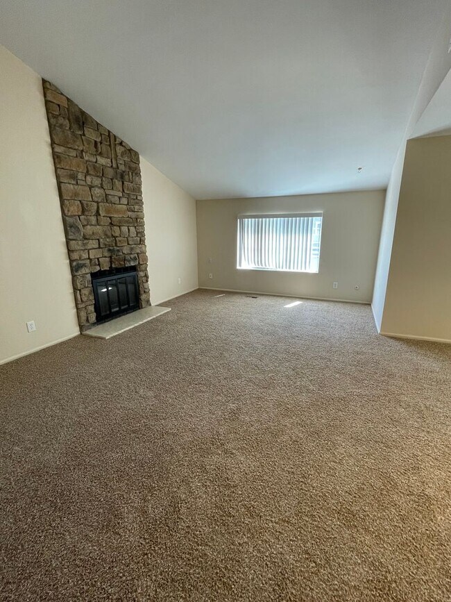 Building Photo - 2 Bedroom 1 Bath Condo Available April