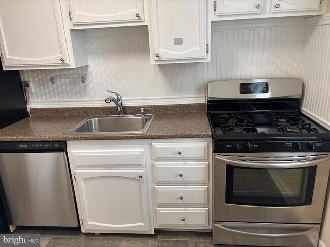 Building Photo - 6617 E Wakefield Dr