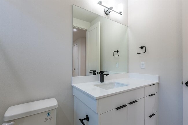 Building Photo - 2008 Canterbury St